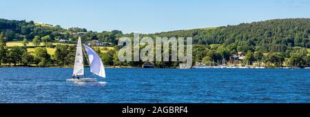 Schöne Aussicht auf das Segelboot in Ullswater, Lake District, Großbritannien Stockfoto