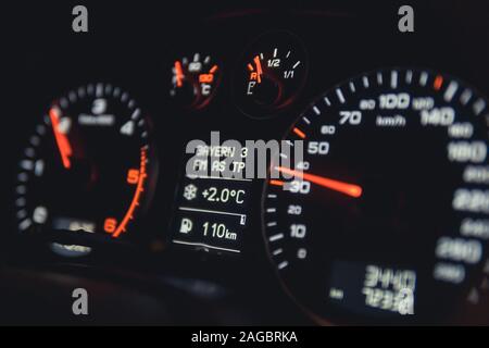 Nahaufnahme von einem Tachometer im Auto. Das Armaturenbrett. Dashboard details mit Anzeigelampen. Auto Instrumententafel. Instrumententafel mit Fahrtenschreiber Stockfoto