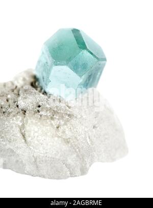 Blau Mineral Beryll, Aquamarin Edelstein aus Afghanistan bekannt, in einem weißen Albit Matrix auf weißem Hintergrund Stockfoto