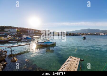 Schöne Aussicht auf die Segelboote von den hölzernen Piers gefangen in Samos, Griechenland Stockfoto