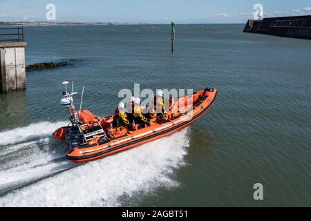 Die RNLI lifeboat' Rose des Shires' aus Porthcawl Hafen im Juli 2019. Eine B-Klasse Atlantic küstennahe Rettungsboot. Stockfoto