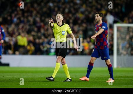 Barcelona, Spanien. 18 Dez, 2019. Der Schiedsrichter Hernandez Hernandez während La Liga Match zwischen dem FC Barcelona und Real Madrid im Camp Nou am Dezember 18, 2019 in Barcelona, Spanien. Credit: CORDON PRESSE/Alamy leben Nachrichten Stockfoto