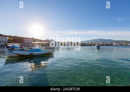 Wunderschöne Aufnahme des Sonnenaufgangs über dem Strand Ein luftiger Herbsttag in Samos Stockfoto