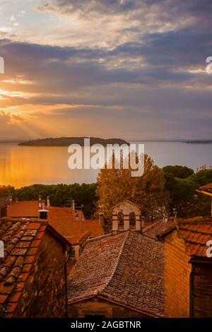 Schönen Sonnenuntergang über Passignano historische Zentrum mit Isola Maggiore (Insel) im Trasimenische See Stockfoto