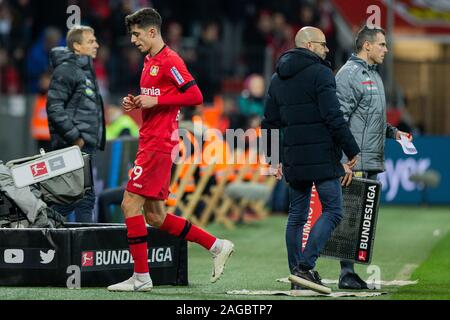 Leverkusen, Deutschland. 18 Dez, 2019. Fussball: Bundesliga, Bayer 04 Leverkusen - Hertha BSC, 16. Spieltag in der BayArena. Der Leverkusener Kai Havertz (l) vorbei sein Trainer Peter Bosz (2. von Rechts) in die Kabine nach seinem Austausch. Credit: Rolf Vennenbernd/dpa - WICHTIGER HINWEIS: In Übereinstimmung mit den Anforderungen der DFL Deutsche Fußball Liga oder der DFB Deutscher Fußball-Bund ist es untersagt, zu verwenden oder verwendet Fotos im Stadion und/oder das Spiel in Form von Bildern und/oder Videos - wie Foto Sequenzen getroffen haben./dpa/Alamy leben Nachrichten Stockfoto