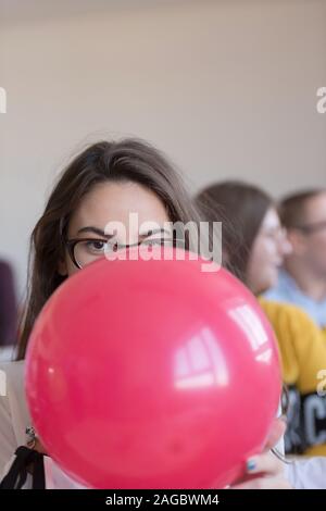 Junge Schülerin der Schule der Ökonomie frustriert mit roten Pop betont. Stockfoto