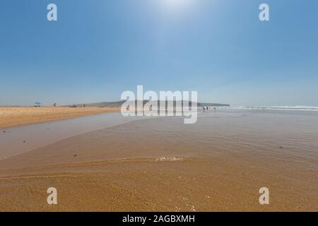Schöne Landschaft des Sonnenaufgangs über dem Strand in Algarve, Portugal Stockfoto