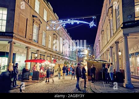 Weihnachtsmarkt Stände und Geschäfte im Zentrum von Bath Spa, Großbritannien eingerichtet Stockfoto