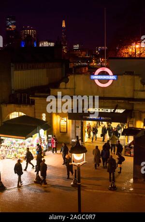 Der Eingang zur U-Bahnstation Embankment, Villiers Street, London bei Nacht Stockfoto