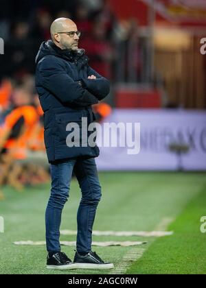 Leverkusen, Deutschland. 18 Dez, 2019. Fussball: Bundesliga, Bayer 04 Leverkusen - Hertha BSC, 16. Spieltag in der BayArena. Leverkusen Trainer Peter Bosz folgt das Spiel. Credit: Rolf Vennenbernd/dpa - WICHTIGER HINWEIS: In Übereinstimmung mit den Anforderungen der DFL Deutsche Fußball Liga oder der DFB Deutscher Fußball-Bund ist es untersagt, zu verwenden oder verwendet Fotos im Stadion und/oder das Spiel in Form von Bildern und/oder Videos - wie Foto Sequenzen getroffen haben./dpa/Alamy leben Nachrichten Stockfoto