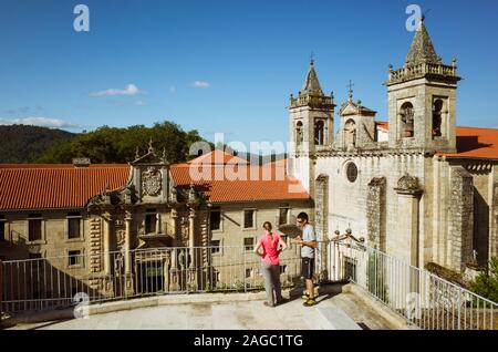 Ribas de Sil, Orense Provinz Galizien: Zwei Touristen im Kloster von Santo Estevo de Ribas de Sil Aussehen geglaubt, in der Zwischen t gegründet worden sein Stockfoto