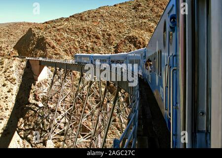 Querformat von La Polvorilla und der Puna (Tren de Las Nubes oder Zug in die Wolken, San Antonio de los Cobres, Salta, Argentinien) Stockfoto