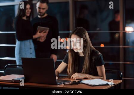 Voll auf Ergebnisse konzentriert. Team der jungen Unternehmer arbeitet an ihrem Projekt in der Nacht im Büro Stockfoto