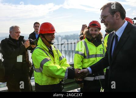 Belgrad, Serbien. 18 Dez, 2019. Der serbische Präsident Aleksandar Vucic (R) schüttelt Hände mit ein chinesischer Arbeiter während der Eröffnung der Autobahn Abschnitt in Belgrad, Serbien, am Dez. 18, 2019. Ein neuer Abschnitt der Serbischen internationalen E-763 Autobahn hat drei Monate vor Ablauf der Frist abgeschlossen von China Kommunikation Baufirma (CCCC), und für den Verkehr geöffnet bei einer Zeremonie in der Umgebung von Belgrad am Mittwoch. Credit: Shi Zhongyu/Xinhua/Alamy leben Nachrichten Stockfoto