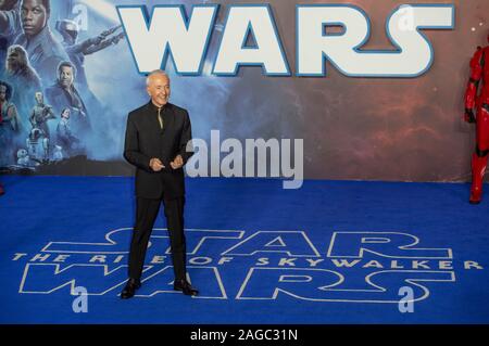 London, Großbritannien. 18 Dez, 2019. LONDON, ENGLAND - Dezember 18: Anthony Daniels nimmt die Europäische Premiere von 'Star Wars: Der Aufstieg der Skywalker" im Cineworld Leicester Square am 18. Dezember 2019 in London, England. Credit: Gary Mitchell, GMP-Media/Alamy leben Nachrichten Stockfoto