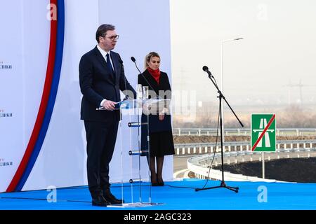 Belgrad, Serbien. 18 Dez, 2019. Der serbische Präsident Aleksandar Vucic spricht bei der Eröffnung der Autobahn Abschnitt in Belgrad, Serbien, am Dez. 18, 2019. Ein neuer Abschnitt der Serbischen internationalen E-763 Autobahn hat drei Monate vor Ablauf der Frist abgeschlossen von China Kommunikation Baufirma (CCCC), und für den Verkehr geöffnet bei einer Zeremonie in der Umgebung von Belgrad am Mittwoch. Credit: Shi Zhongyu/Xinhua/Alamy leben Nachrichten Stockfoto