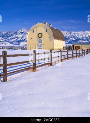 Scheune mit einer Kranzniederlegung im Winter unter der Bridger Mountains in der Nähe von Belgrad eingerichtet, Montana Stockfoto