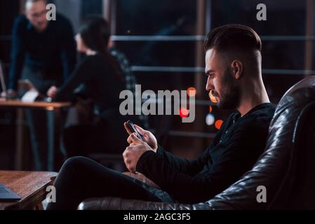 Sie Medieninhalte. Team der jungen Unternehmer arbeitet an ihrem Projekt in der Nacht im Büro Stockfoto