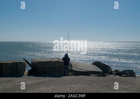 Mann angeln auf dem Damm im Praia da Barra in der Nähe von Aveiro Portugal Stockfoto