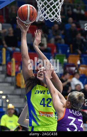 Brionna Jones von USK, Links, und Kitija Laksa von Riga in Aktion während der Frauen Basketball Europäische Liga 8 runde Gruppe A Spiel USK Praha vs TTT Riga in Prag, Tschechische Republik, 18. Dezember 2019. (CTK Photo/Michal Kamaryt) Stockfoto