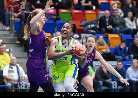 L-R Kate Kreslina von Riga, Alyssa Thomas von Usk und Paula Strautmane von Riga in Aktion während der Frauen Basketball Europäische Liga 8 runde Gruppe A Spiel USK Praha vs TTT Riga in Prag, Tschechische Republik, 18. Dezember 2019. (CTK Photo/Michal Kamaryt) Stockfoto