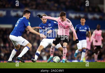 Von Leicester City James Maddison (Mitte rechts) und Everton ist Michael Keane (links) Kampf um den Ball während der carabao Cup Viertelfinale Spiel im Goodison Park, Liverpool. Stockfoto