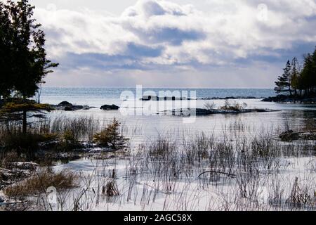 Ein Blick auf den Lake Huron von South Baymouth im frühen Winter. Stockfoto