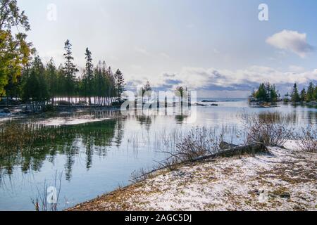 Ein Blick auf den Lake Huron von South Baymouth im frühen Winter. Stockfoto