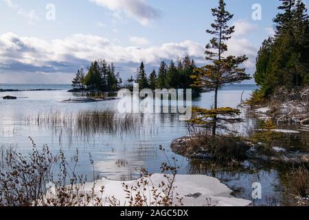 Ein Blick auf den Lake Huron von South Baymouth im frühen Winter. Stockfoto