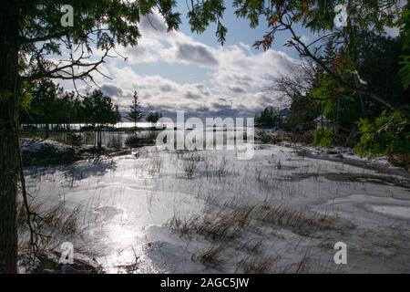 Ein Blick auf den Lake Huron von South Baymouth im frühen Winter. Stockfoto