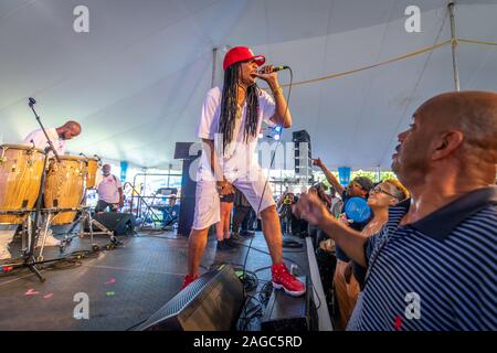 DJ Kool mit seltenen Wesen an der 2019 National Folk Festival, Salisbury, Maryland, USA Stockfoto