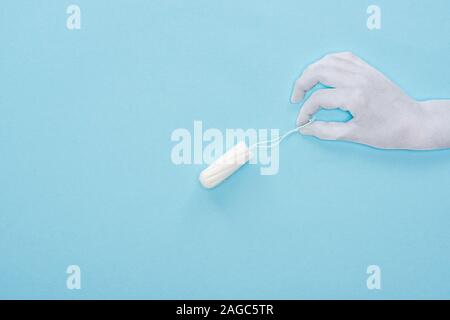 Blick von oben auf weißem Papier und Baumwolle Tampon auf blauem Hintergrund Stockfoto