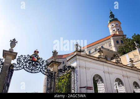 Dietrichstein Wappen über das Tor zu chateau Park vom Schloss Mikulov in Südmähren, Tschechien, sonnigen Sommertag Stockfoto