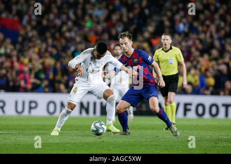 Barcelona, Spanien. 18 Dez, 2019. 14 Casemiro aus Brasilien von Real Madrid und 04 Ivan Rakitic aus Kroatien von FC Barcelona während La Liga Match zwischen dem FC Barcelona und Real Madrid im Camp Nou am Dezember 18, 2019 in Barcelona, Spanien. Credit: CORDON PRESSE/Alamy leben Nachrichten Stockfoto