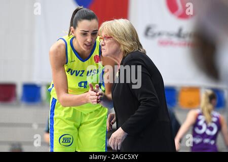 Prag, Tschechische Republik. 18 Dez, 2019. Marija Rezan USK spricht mit ihrem Trainer Natalia Hejkova während der Frauen Basketball Europäische Liga 8 runde Gruppe A Spiel USK Praha vs TTT Riga in Prag, Tschechische Republik, 18. Dezember 2019. Quelle: Michal Kamaryt/CTK Photo/Alamy leben Nachrichten Stockfoto