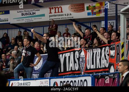 Venezia, Italien. 18 Dez, 2019. Ich Unterstützer lituani während Umana Reyer Venezia vs Rytas Vilnius, Basketball EuroCup Meisterschaft in Venedig, Italien, 18. Dezember 2019 Quelle: Unabhängige Fotoagentur/Alamy leben Nachrichten Stockfoto