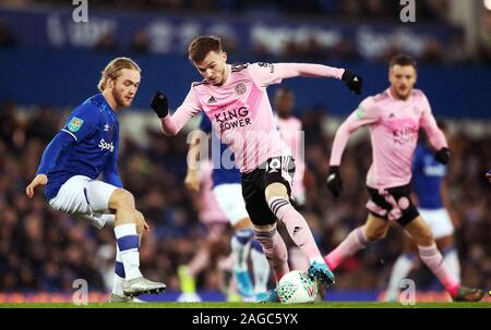 Von Leicester City James Maddison und Everton ist Tom Davies (links) Kampf um den Ball während der carabao Cup Viertelfinale Spiel im Goodison Park, Liverpool. Stockfoto