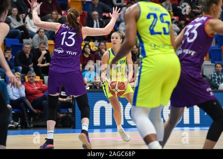 Prag, Tschechische Republik. 18 Dez, 2019. Katerina Elhotova USK, Mitte, in Aktion während der Frauen Basketball Europäische Liga 8 runde Gruppe A Spiel USK Praha vs TTT Riga in Prag, Tschechische Republik, 18. Dezember 2019. Quelle: Michal Kamaryt/CTK Photo/Alamy leben Nachrichten Stockfoto
