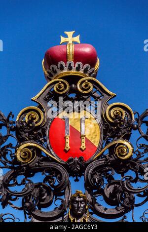 Dietrichstein Wappen über das Tor zu chateau Park vom Schloss Mikulov in Südmähren, Tschechien, sonnigen Sommertag Stockfoto