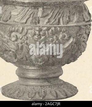 . Objets d'Art et de haute curiosité de l'Antiquité, du Moyen Age et de la Renaissance. ortrait dhomme. Ce-bas-relief découpé représente un personnagei imberbe, vêtu dun Pourpoint, les Cheveux Longs et frisés retombant sur lesjoues. Kunst / du Nord, xv "siècle. .:. ? . ,. Haut., 57 Millim. 123-J 28 - ICncrif. r de forme iriangulaiie, en bronze, décoré de ictcs damours reliéespar des guirlandes. Travail de Padoue, xv siècle. Haut., 60.; inillim Larg., 100 inillim. 729 - Petite couimc en Bronze patine à Brune, décorée de Drachen affrontés alternant avec des Brunnen Mascarons. Bordüren de feuillages. Stockfoto