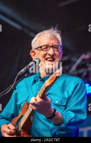 Bill Kirchen strumming seine Gitarre an der 2019 National Folk Festival, Salisbury, Maryland, USA Stockfoto