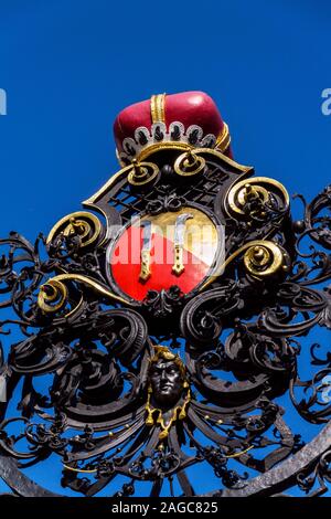 Dietrichstein Wappen über das Tor zu chateau Park vom Schloss Mikulov in Südmähren, Tschechien, sonnigen Sommertag Stockfoto