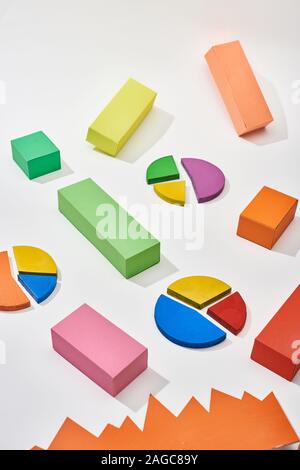 Multicolor Bausteine und Kreisdiagramme mit Schatten auf weißem Hintergrund Stockfoto