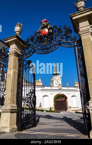 Dietrichstein Wappen über das Tor zu chateau Park vom Schloss Mikulov in Südmähren, Tschechien, sonnigen Sommertag Stockfoto