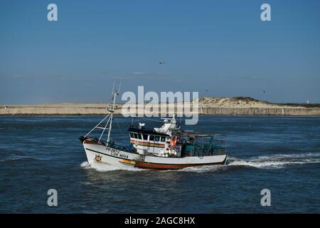 Von Praia da Barra Aveiro Portugal aus fährt ein Fischerboot ins Meer Stockfoto