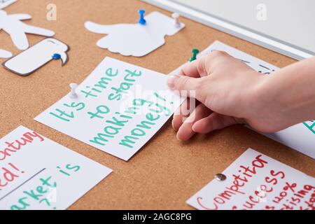 7/8-Ansicht von Frau mit Karte mit Arbeit Hinweise auf Kork board Stockfoto