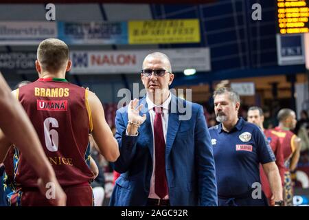 Venezia, Italien. 18 Dez, 2019. Walter de Raffaele (umana Haupttrainer reyer Venezia) während Umana Reyer Venezia vs Rytas Vilnius, Basketball EuroCup Meisterschaft in Venedig, Italien, 18. Dezember 2019 - LPS/Alfio Guarise Credit: Alfio Guarise/LPS/ZUMA Draht/Alamy leben Nachrichten Stockfoto