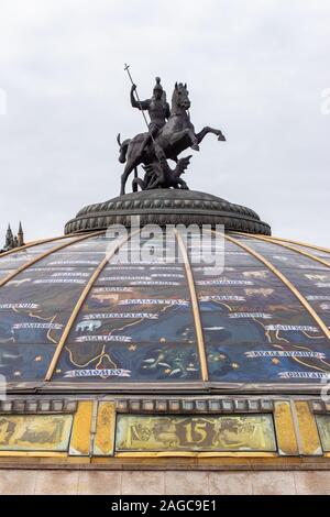 Moskau, Russland - Oktober 12, 2019: Kupfer Reiterstatue des St. George die Siegreichen töten einer Schlange. Schönes Glas transparente Kuppel der Stor Stockfoto