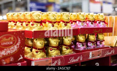 Moskau, Russland - November 30, 2019: schöne rote Box mit Schokolade Bären in Goldfolie. Festliche Lindt Schokolade Verpackung, dunkler und Milchschokolade. Stockfoto