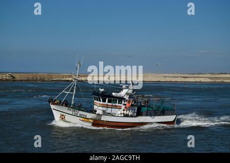 Von Praia da Barra Aveiro Portugal aus fährt ein Fischerboot ins Meer Stockfoto